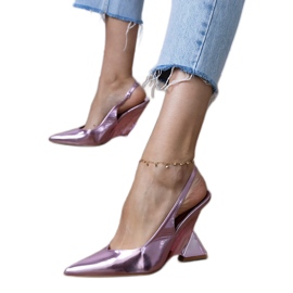 Lila Sandalen auf einem geometrischen Keil 2
