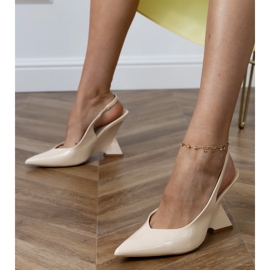 Beige Sandalen auf einem geometrischen Keil 1