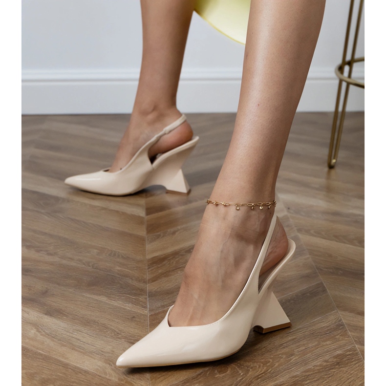 Beige Sandalen auf einem geometrischen Keil 2