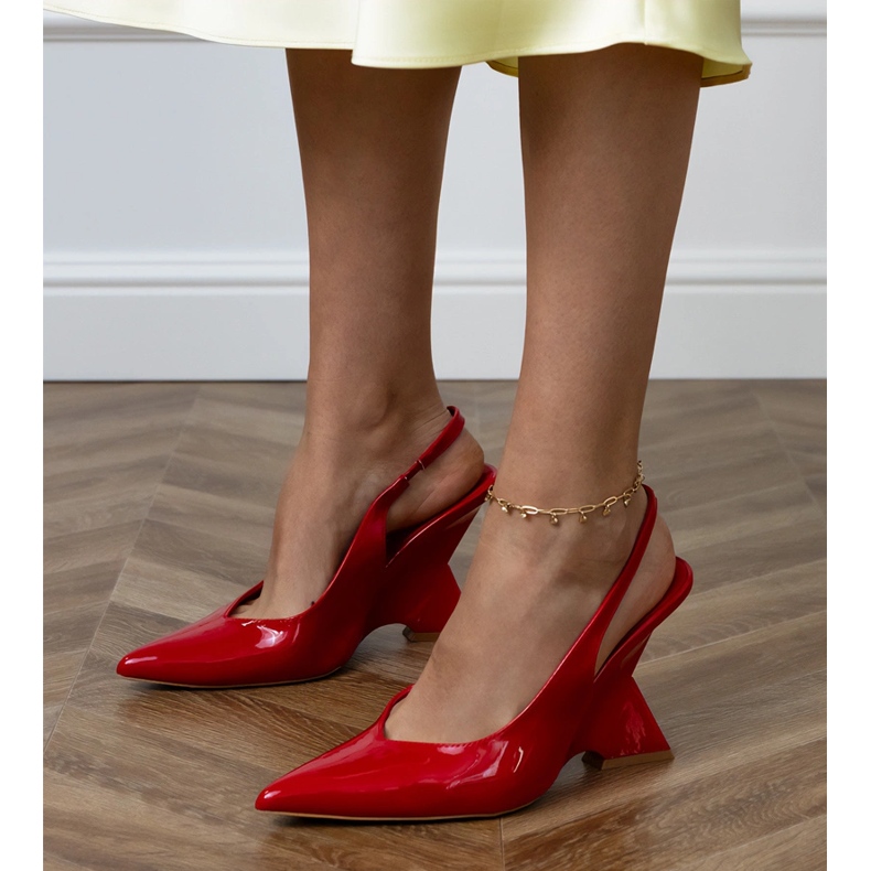 Rote Sandalen auf einem geometrischen Keil 1