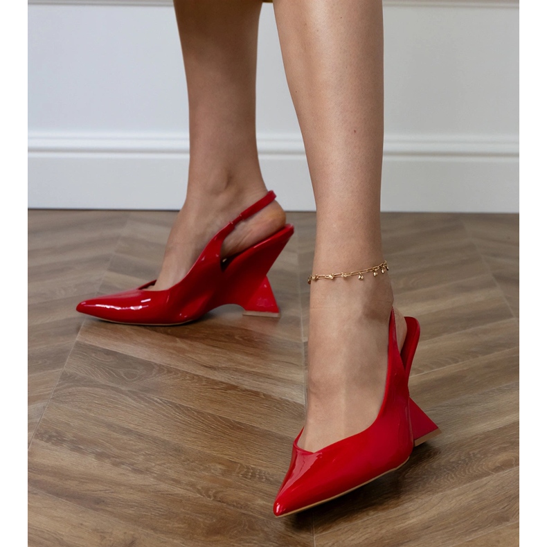 Rote Sandalen auf einem geometrischen Keil 2