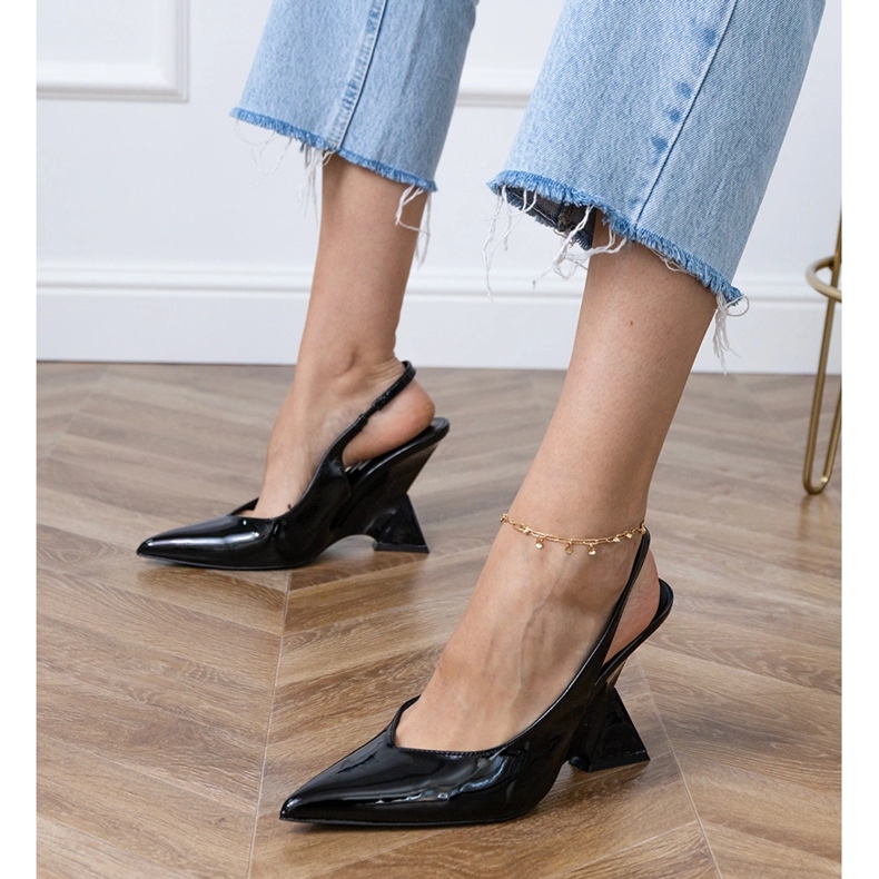 Schwarze Sandalen auf einem geometrischen Keil 1