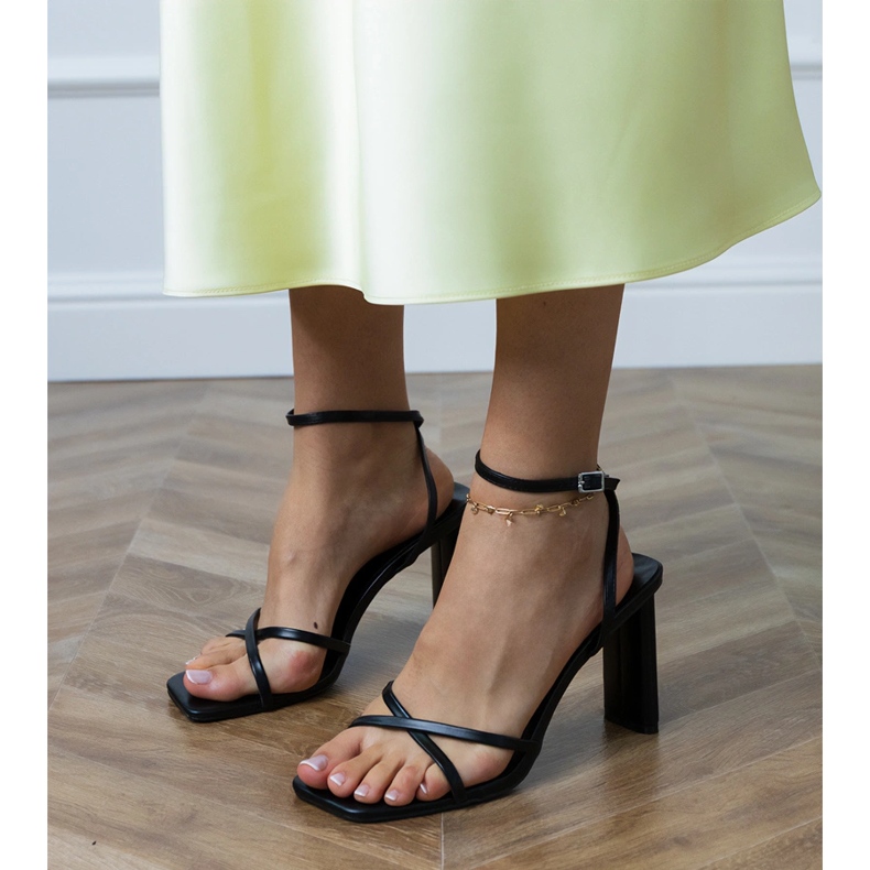 Schwarze Sandalen mit Streifen, die mit Knöchel befestigt sind 2