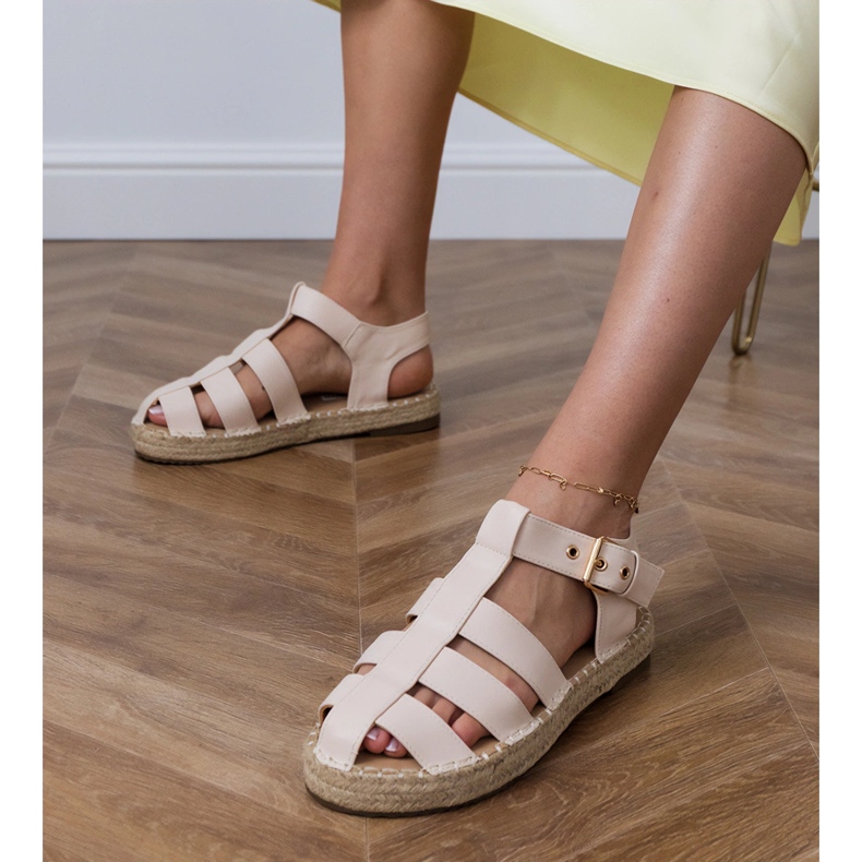 Beige Espadrilles gebaut -in Sandalen gebaut 1