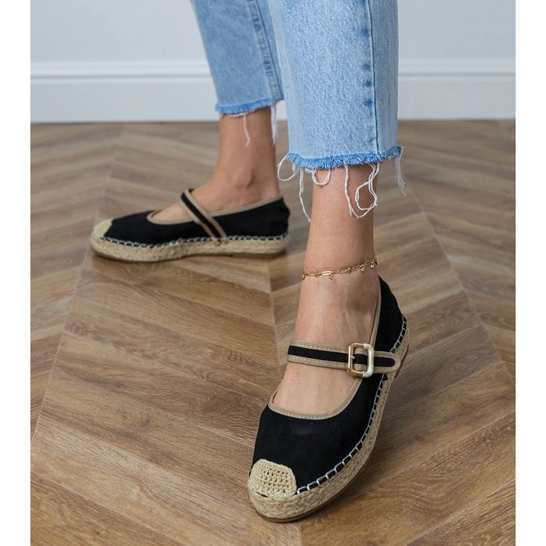 Schwarze Espadrilles mit einer dekorativen Schnalle 2