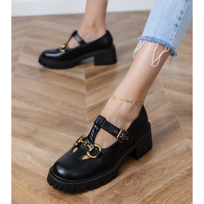 Schwarze Schuhe auf einer dicken Sohle mit goldener Dekoration 2