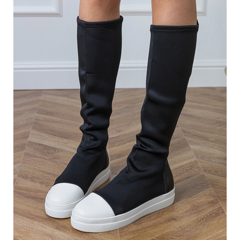 Schwarzmaterial Sportstiefel mit einem elastischen Obermaterial 2