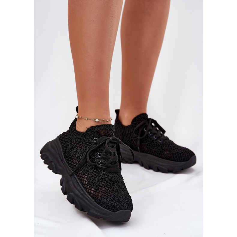 Frauen -Sneaker mit einem häkelnden schwarzen Obermaterial 2