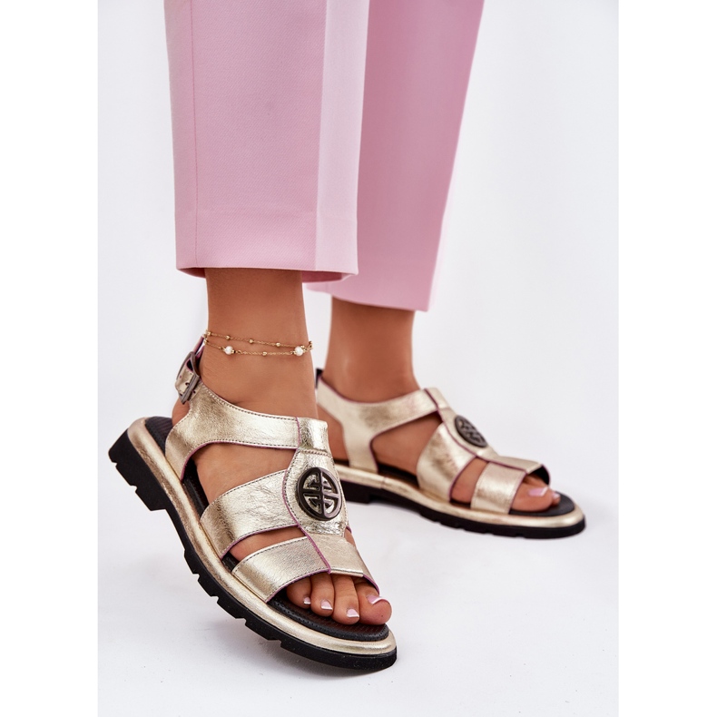 Damen -Ledersandalen von Frauen mit einem dekorativen Detail Artiker 56C0689 PLN golden 2