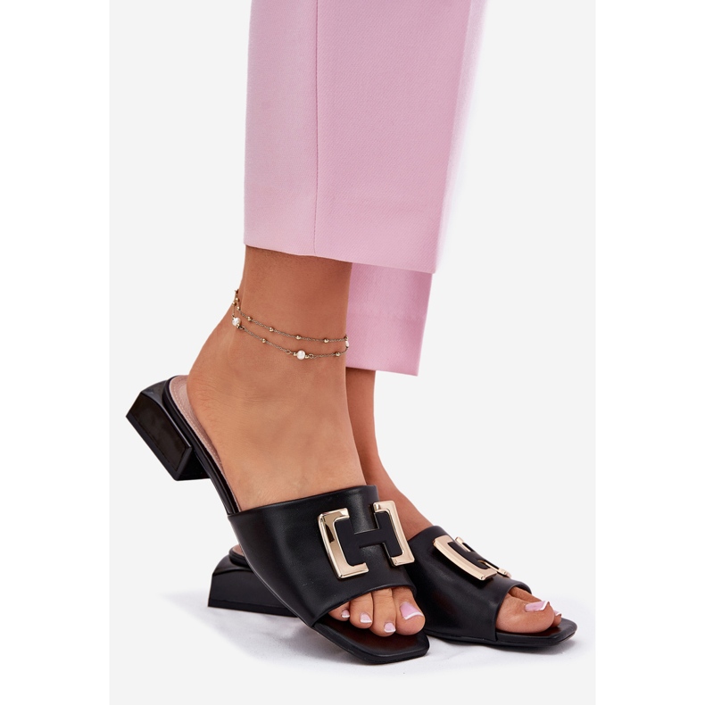 Vinceza Elegante Frauenschuhe auf einem Block mit einem goldenen Detail von Vincez 62229 Schwarz 1