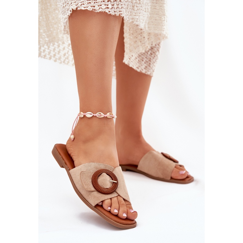 Flat -theeled -Flip -Flops für Frauen mit einer beige Klemme 2