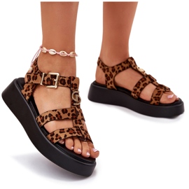 Frauensandalen auf der Plattform mit einem goldenen Detail Leopard braun 9