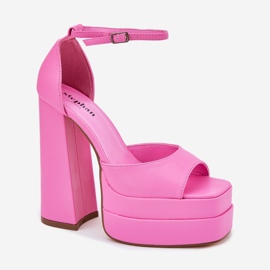 Frauensandalen auf der Post und rosa Plattform 5