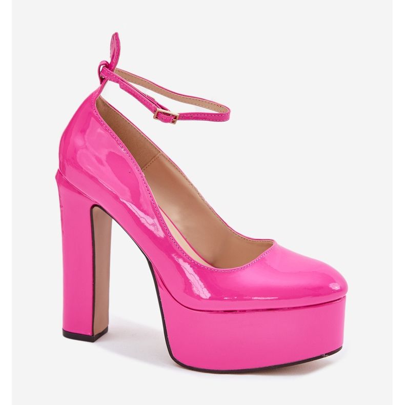 Lackierte Pumpen auf einer hohen Pfosten- und rosa Plattform 1