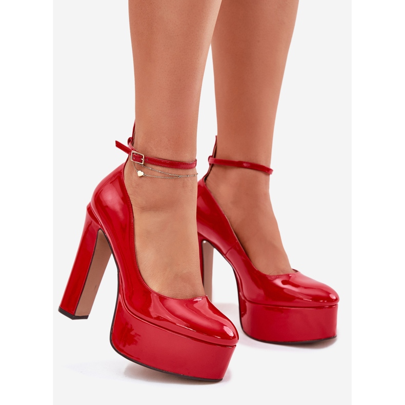 Lackierte Pumpen auf einer hohen Post- und roten Plattform 1