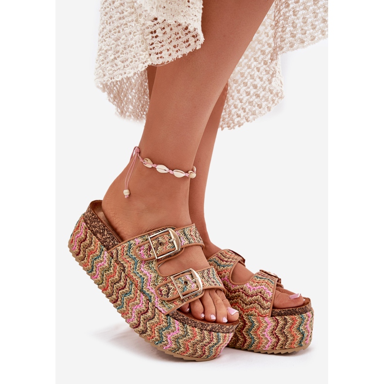 Pantoffeln für Frauen auf einer massiven Plattform mit Geflecht und mehrfarbigen Schnallen beige 1