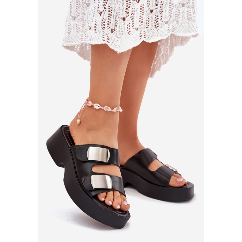 Damenflip flops mit umweltschwarzen Lederstreifen 1