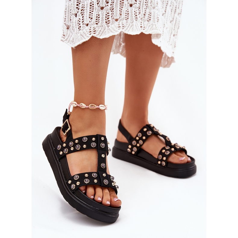 Dekorierte Frauensandalen auf der Plattform schwarz 2