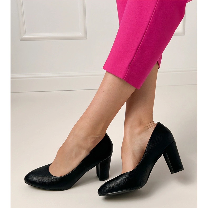 Schwarze klassische Pumpen auf dem Pfosten 1