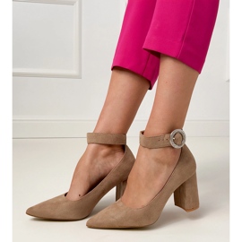 Beige Pumpen auf dem Pfosten mit einer Schnalle und Zirkons 2