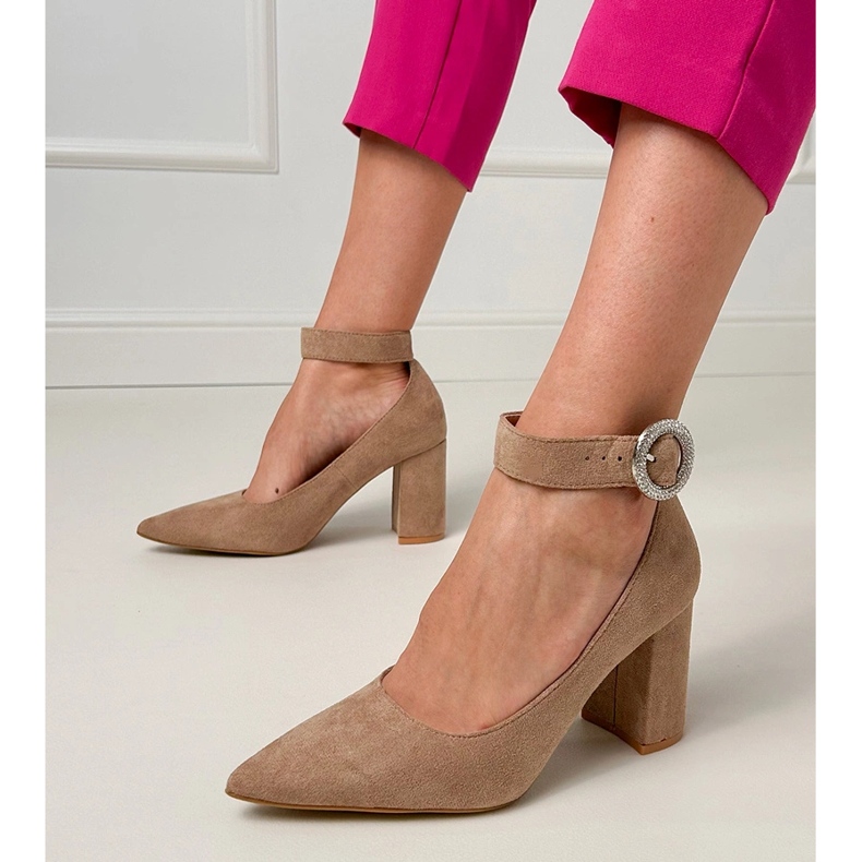 Beige Pumpen auf dem Pfosten mit einer Schnalle und Zirkons 1