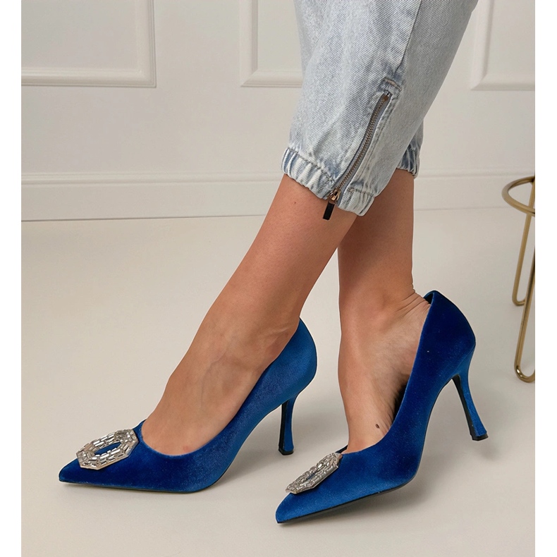 Marineblaue Pumpen auf einem Stift mit Zirkonen 1