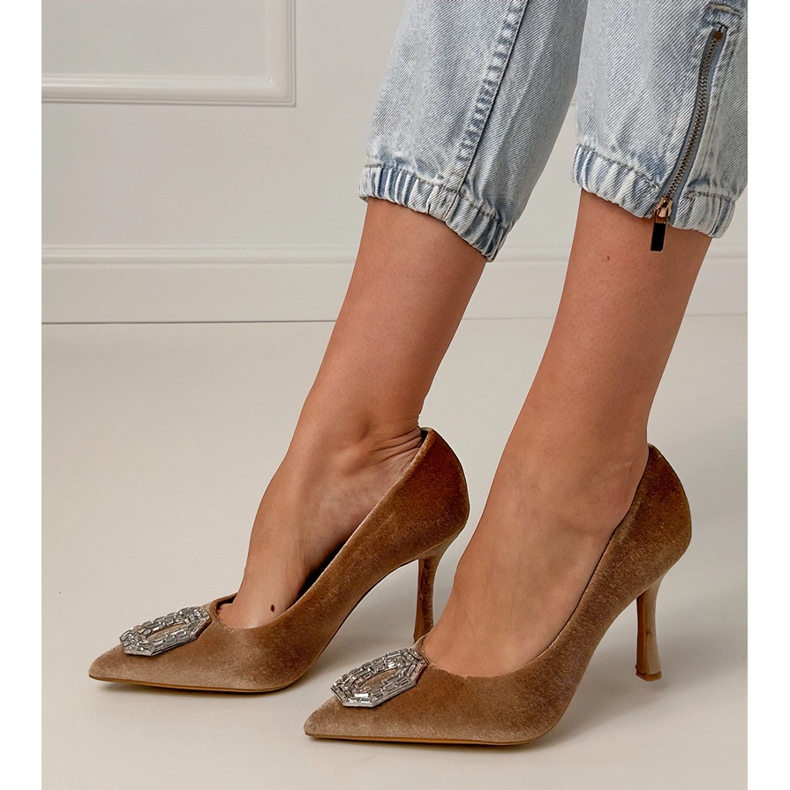 Beige Pumpen auf einem Stift mit Zirkonen 2