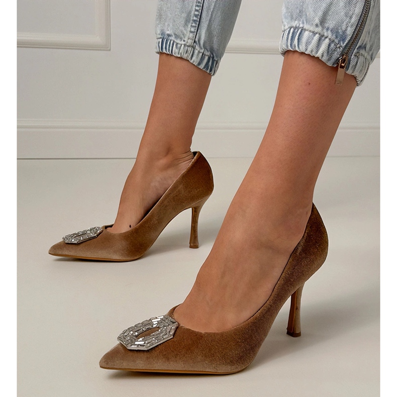 Beige Pumpen auf einem Stift mit Zirkonen 1