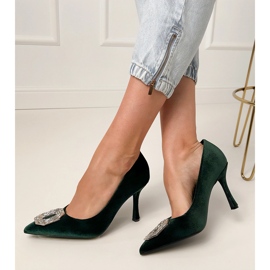 Grüne Pumpen auf einem Stift mit Zirkonen 1