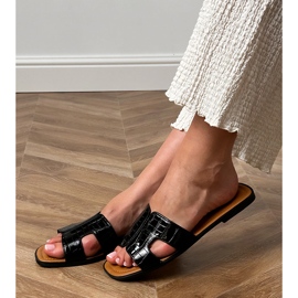 Schwarze Flat -Flip -Flops mit Pressen 1