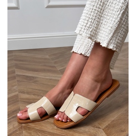 Beige klatscht auf eine flache Sohle mit Pressen 1