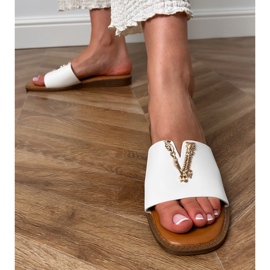Weiße Flip Flops mit goldener Dekoration 4