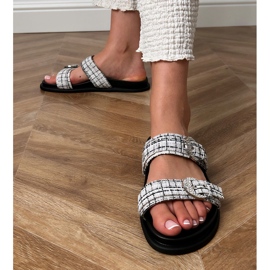 Weiße Flip -Flops mit Streifen und Zirkonen auf den Klemmen 4