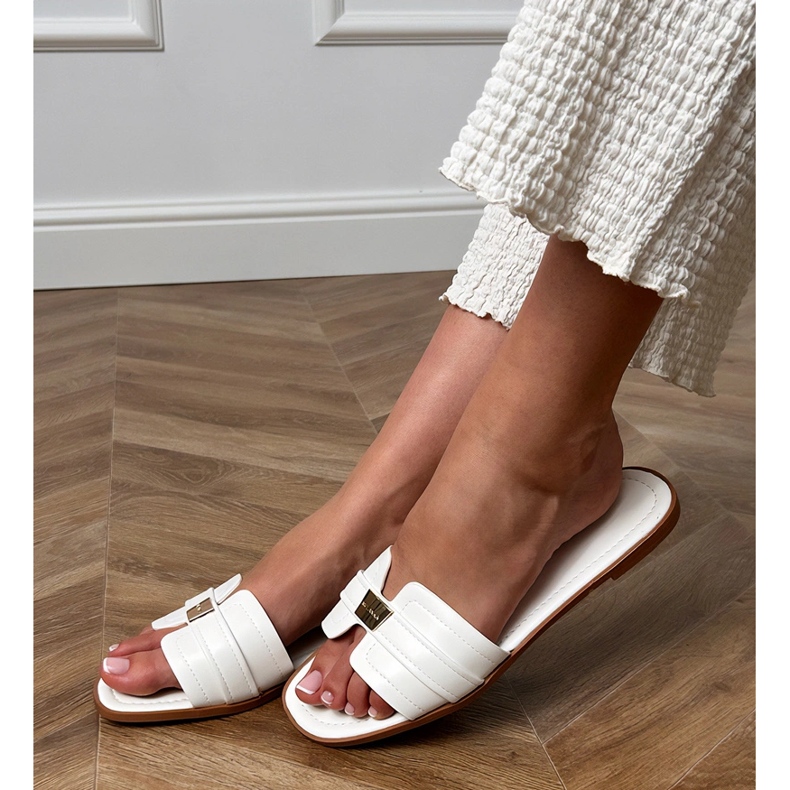 Flipflops für weiße Frauen mit einer Verzierung am Gürtel 2