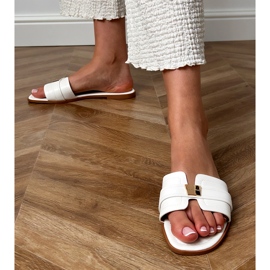 Flipflops für weiße Frauen mit einer Verzierung am Gürtel 6