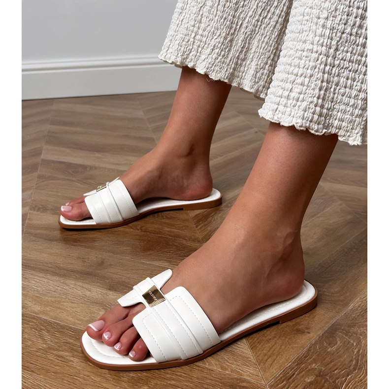 Flipflops für weiße Frauen mit einer Verzierung am Gürtel 1