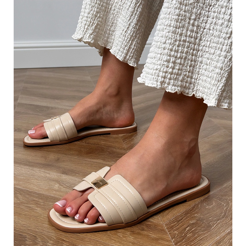 Beige Frauenflip Flops mit einem Ornament am Gürtel 1