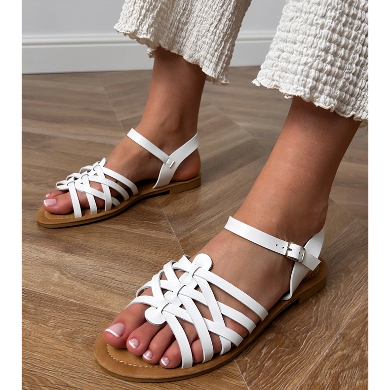 Weiße Sandalen, die auf eine flache Sohle gewickelt sind 1