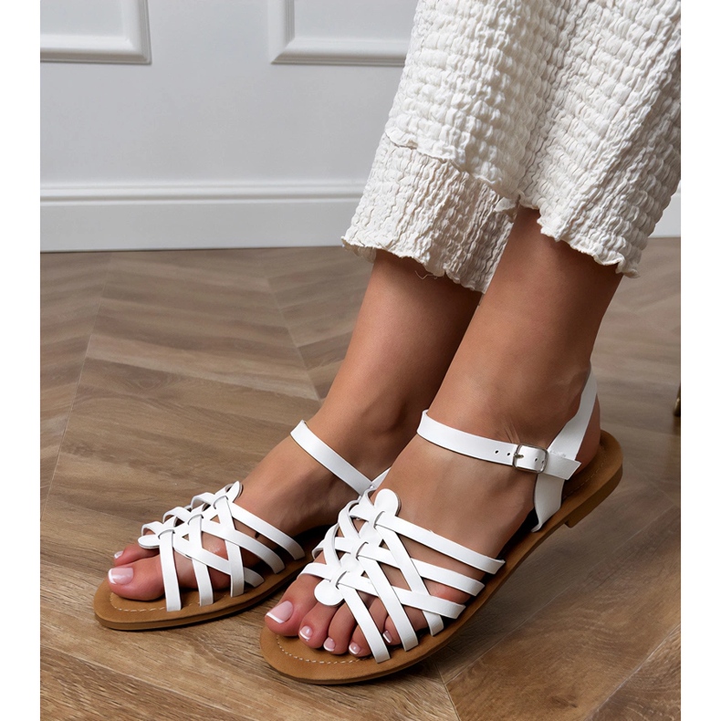 Weiße Sandalen, die auf eine flache Sohle gewickelt sind 2