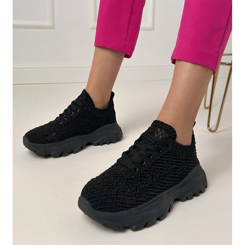 Schwarze Openwork -Turnschuhe auf der Plattform 1