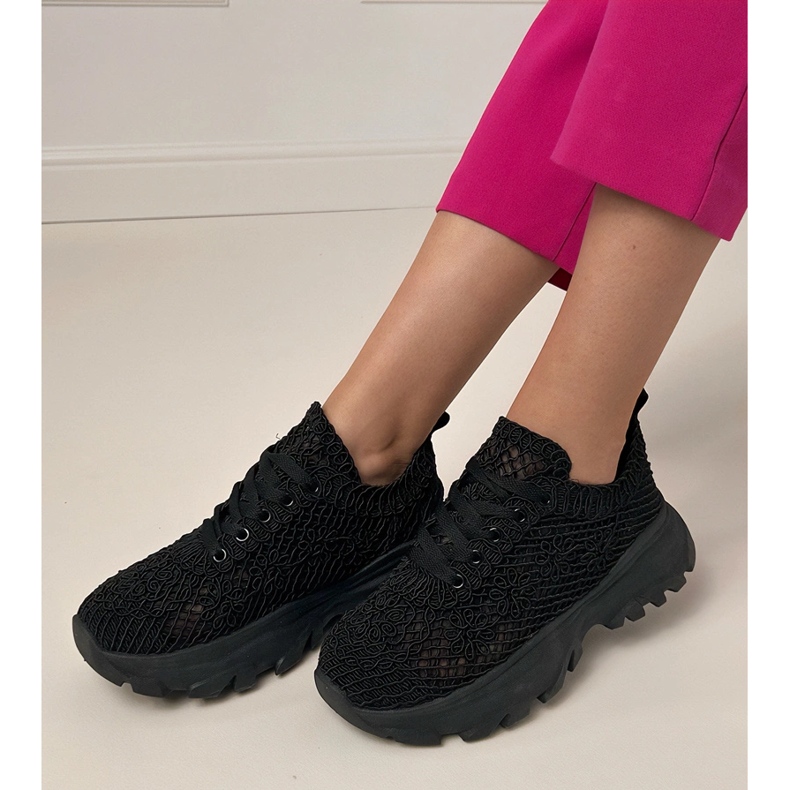 Schwarze Openwork -Turnschuhe auf der Plattform 2