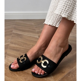 Schwarze Flip flops mit einer goldenen Dekoration an der Bar 1