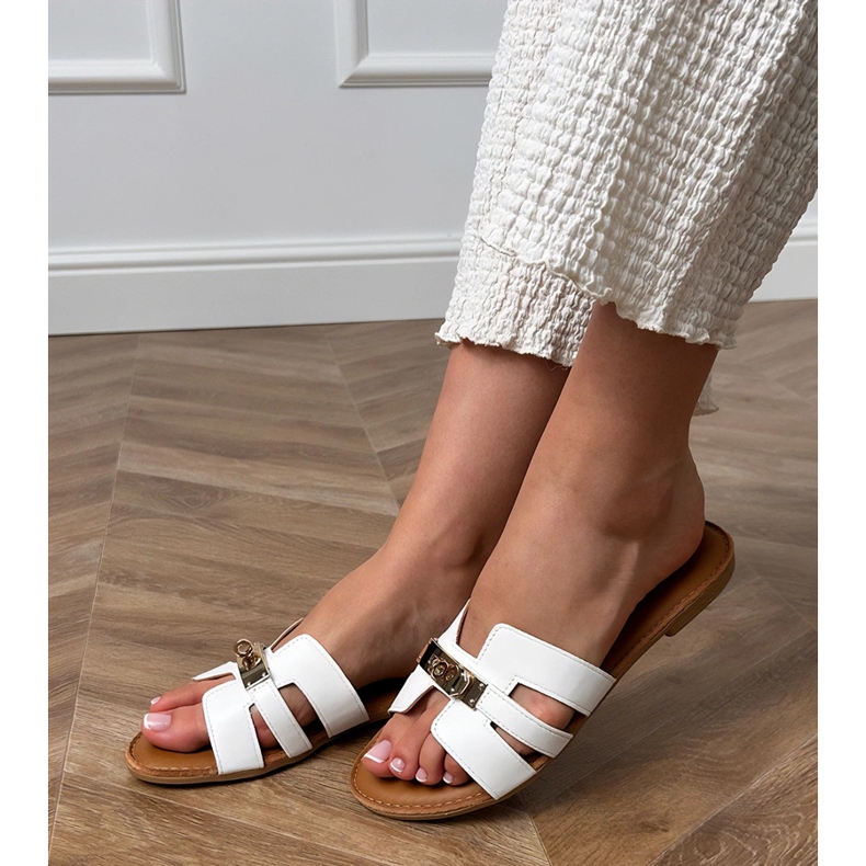 Weiße Flip -Flops mit Ausschnitten am Gürtel und goldener Dekoration 1