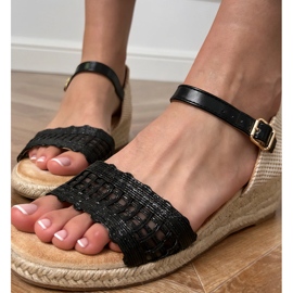Schwarze Keilsandalen mit einem geflochtenen Gürtel 4