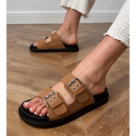 Braune Flip -Flops mit Klemmen auf Streifen 2