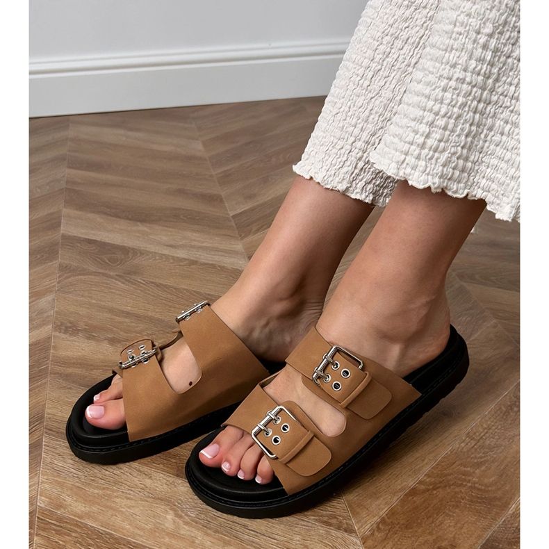 Braune Flip -Flops mit Klemmen auf Streifen 1