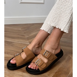 Braune Flip -Flops mit Klemmen auf Streifen 3