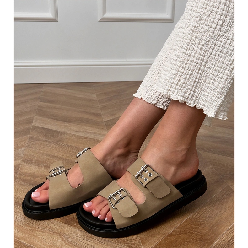 Grüne Flip Flops mit Klemmen auf Streifen beige 2
