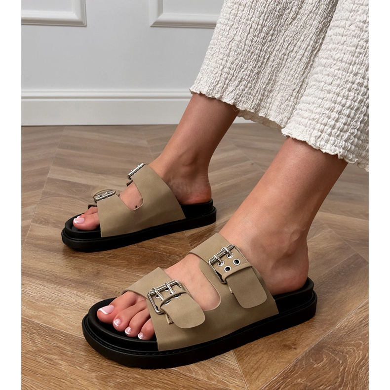 Grüne Flip Flops mit Klemmen auf Streifen beige 1