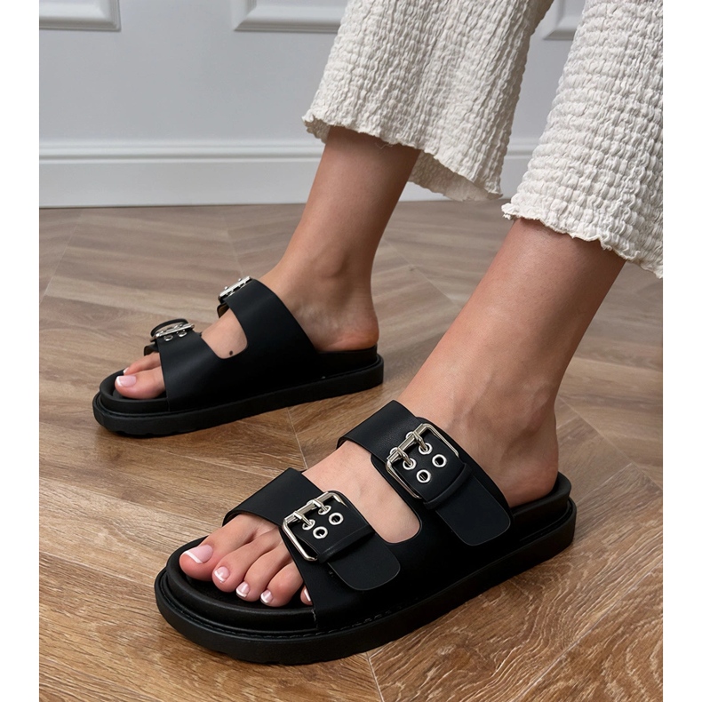 Schwarze Flip Flops mit Klemmen auf Streifen 1